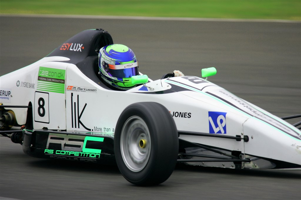 Efter 23 løb endte Michael Markussen som ny mester i Formel Ford-klassen
(Foto: Henning Smed / <A HREF=http://www.danskerbiler.dk/danskerchassiser/index.php TARGET=blank >DanskerBiler.dk</A>)